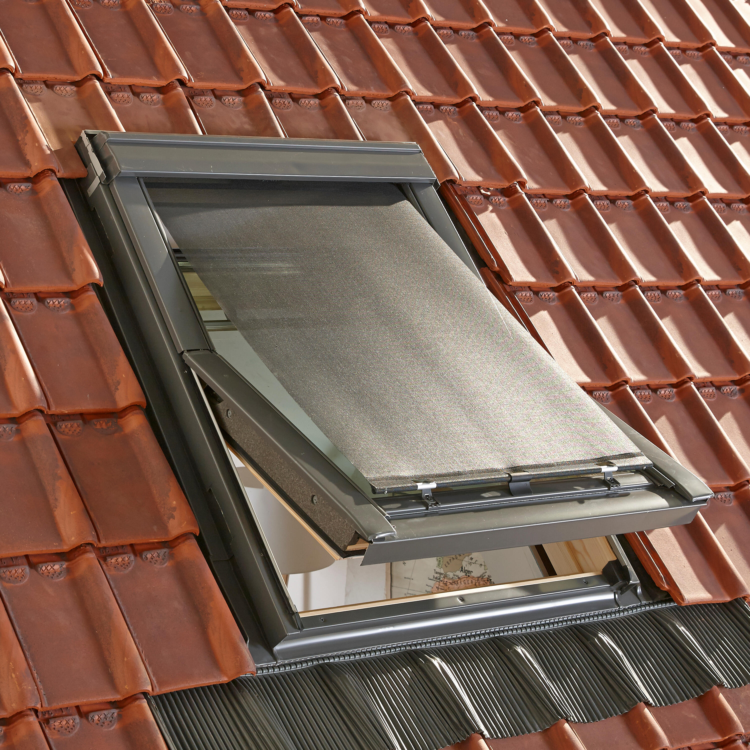 Store fenêtre de toit VELUX pare-soleil manuel noir MHL MK00 cadre Noir - 7