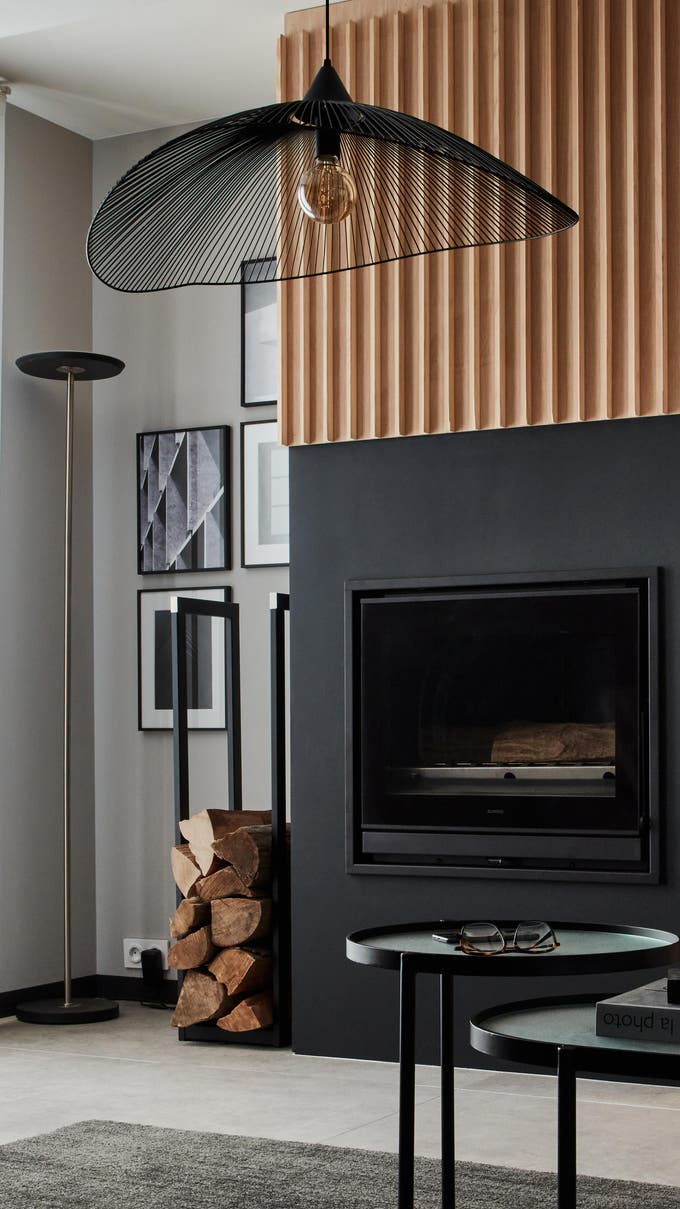 sala pintada de preto, cinza e com ripas de madeira