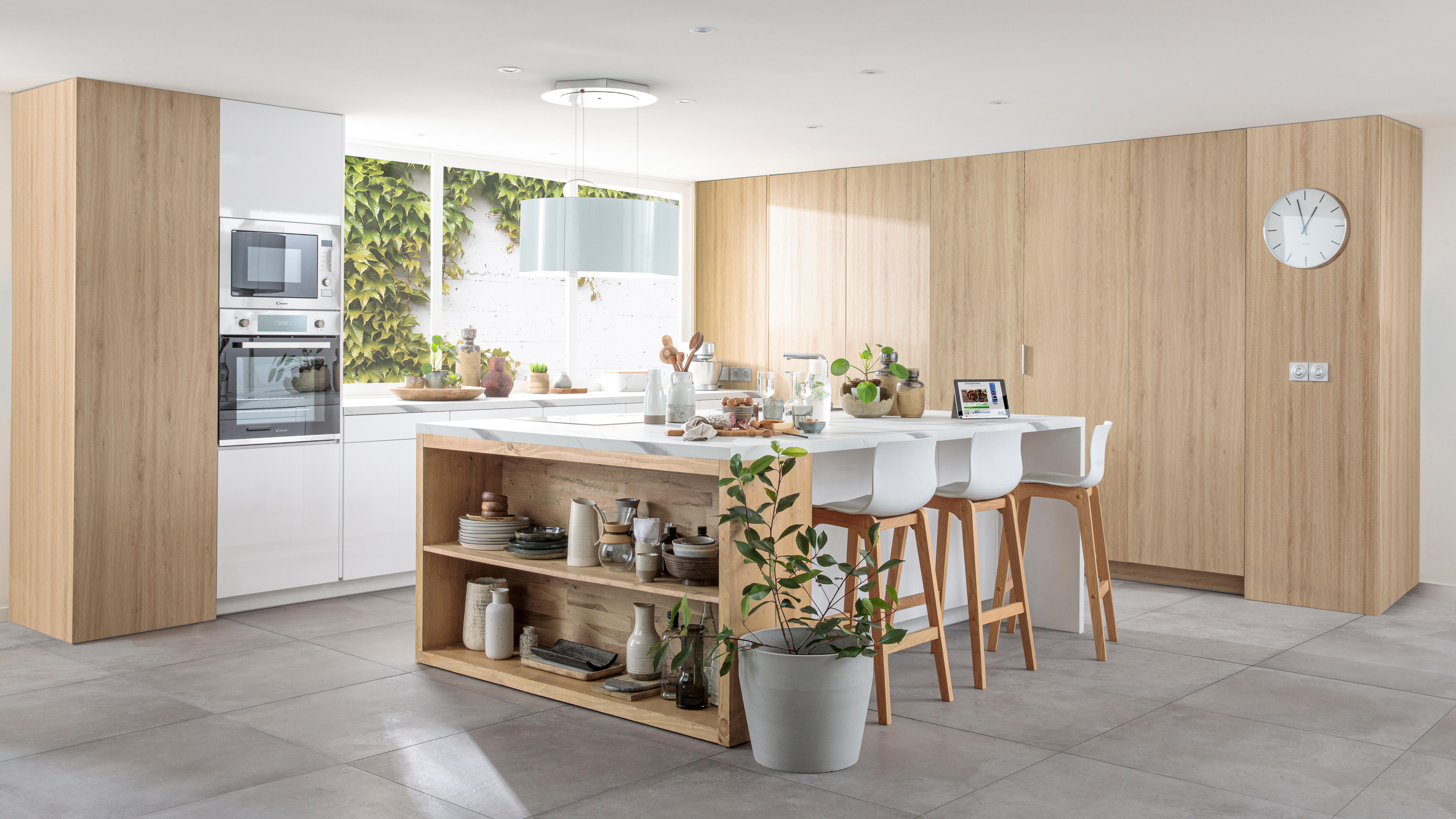 Blanc et bois : une cuisine design et familiale | Leroy Merlin