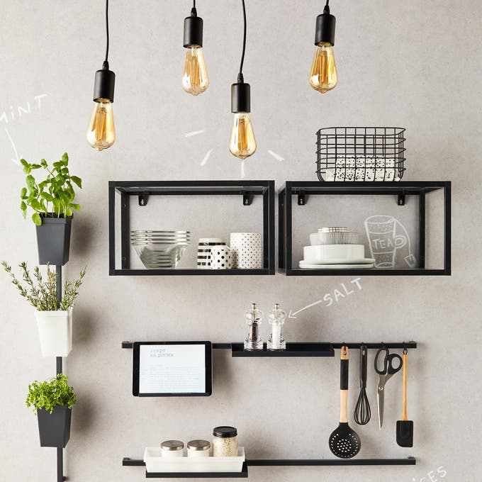 Photo d'une étagère murale avec des accessoires de cuisine. 