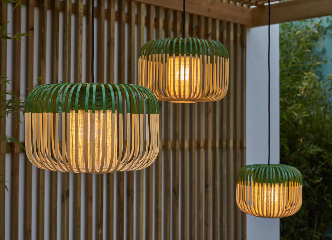Diapositive Des luminaires extérieurs en bambou