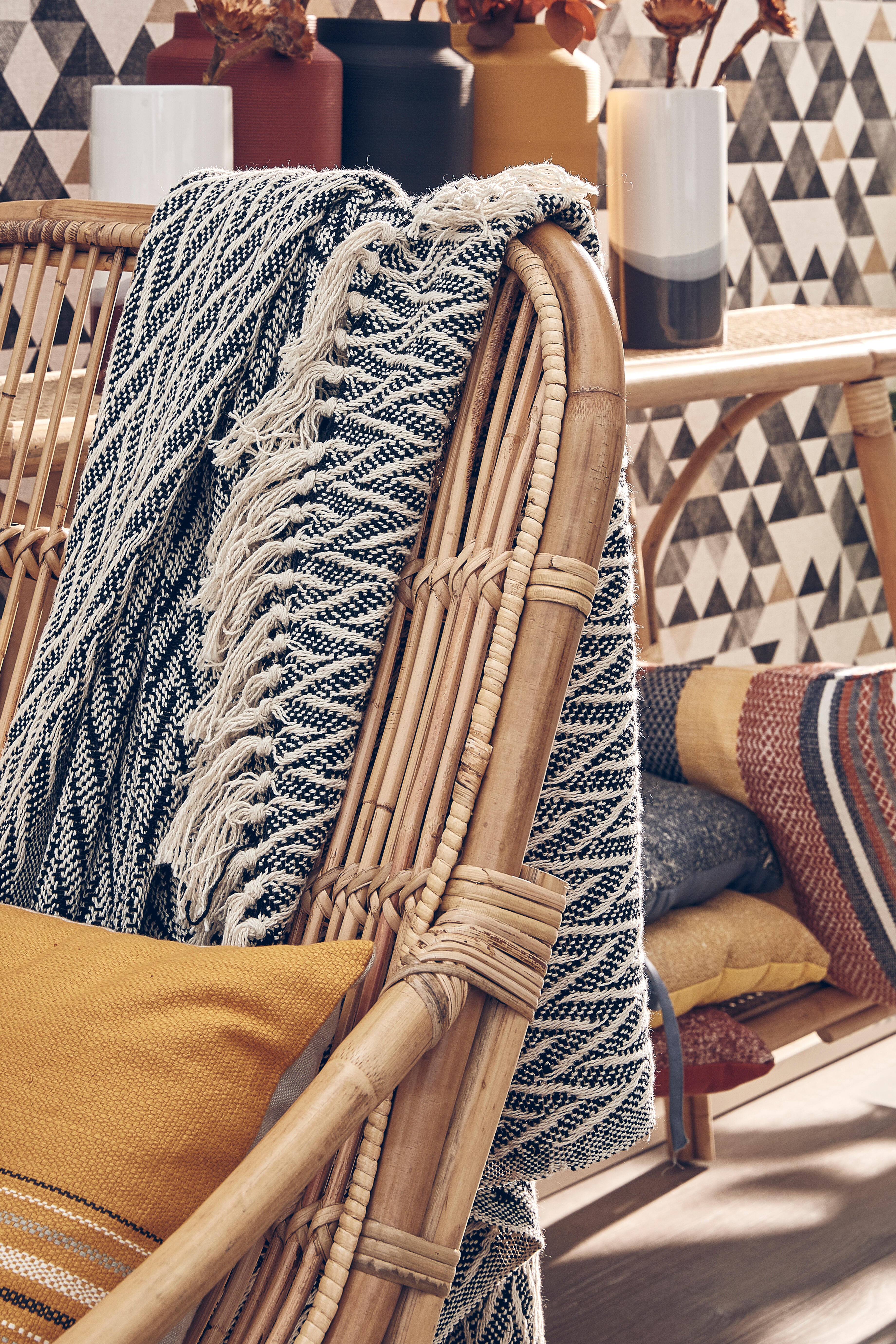 Papier peint intissé Triangle tribal noir et ocre - 6