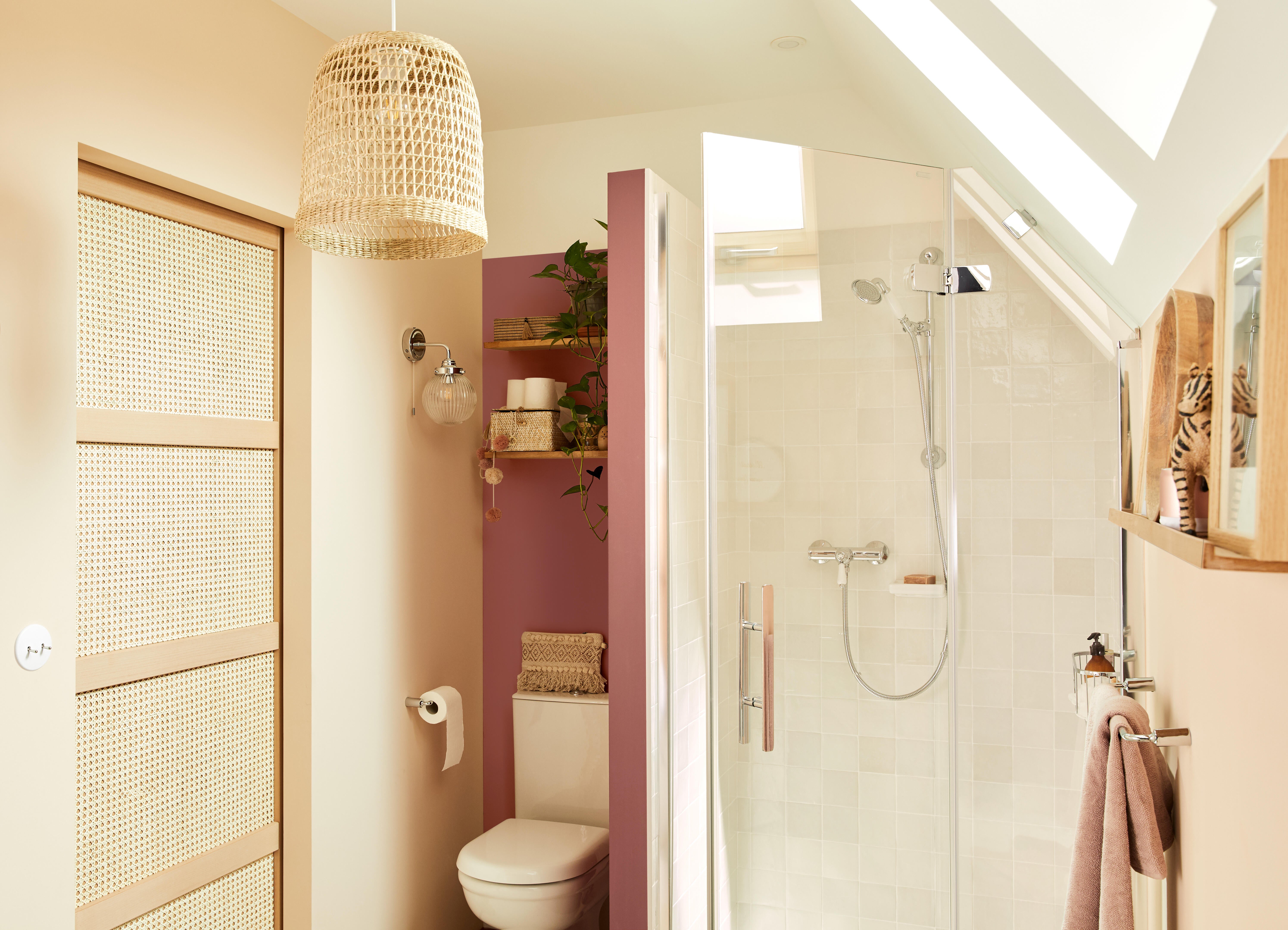 white and black bathroom // brass hardware // brass and glass light  fixtures …  Ideias para casas de banho, Design de casas de banho,  Remodelação de casas de banho