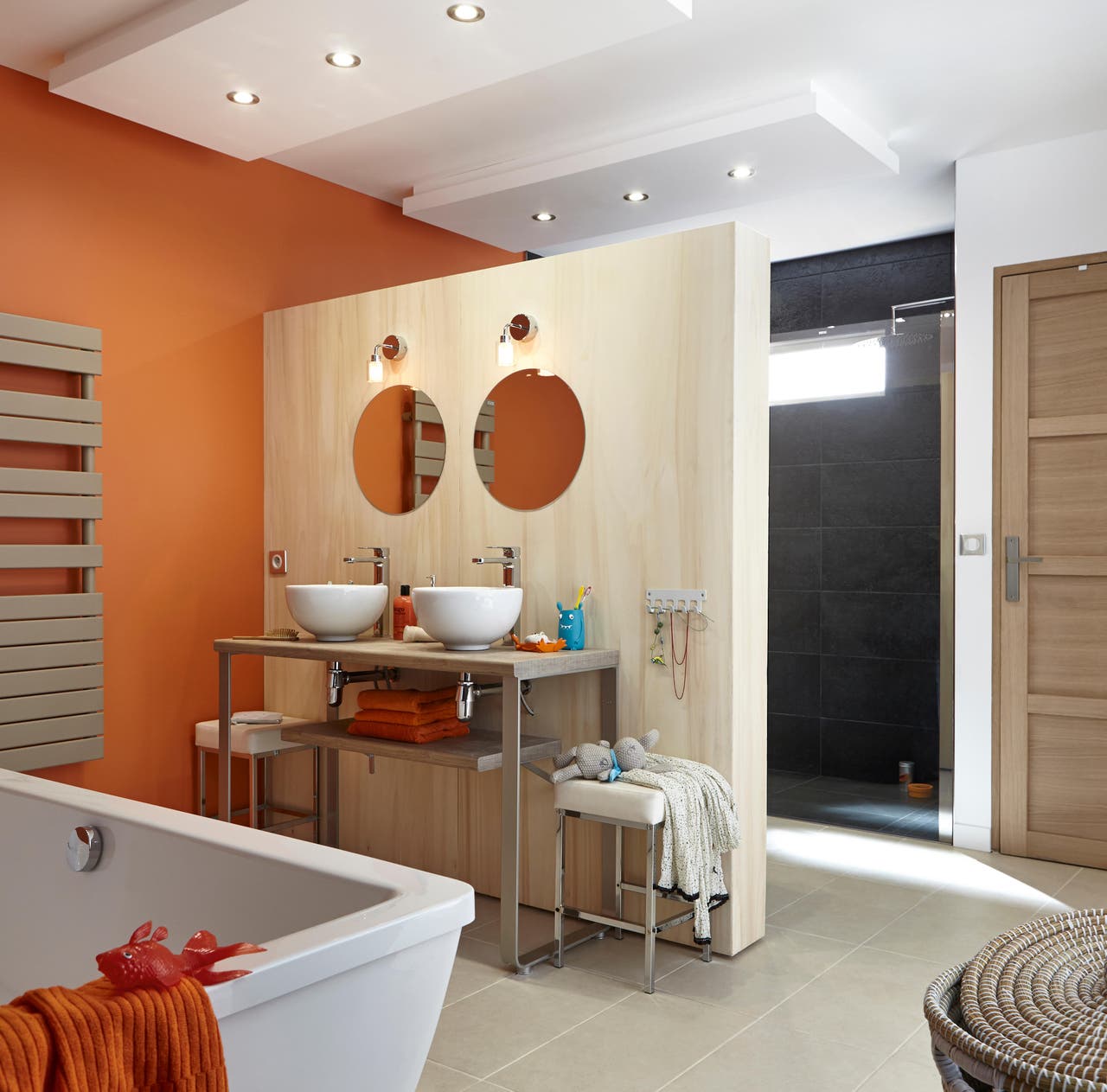 Diapositive Une salle de bains familiale aux tons chauds