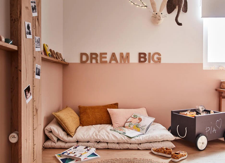 Une chambre d'enfant bois de rose, douce et moderne
