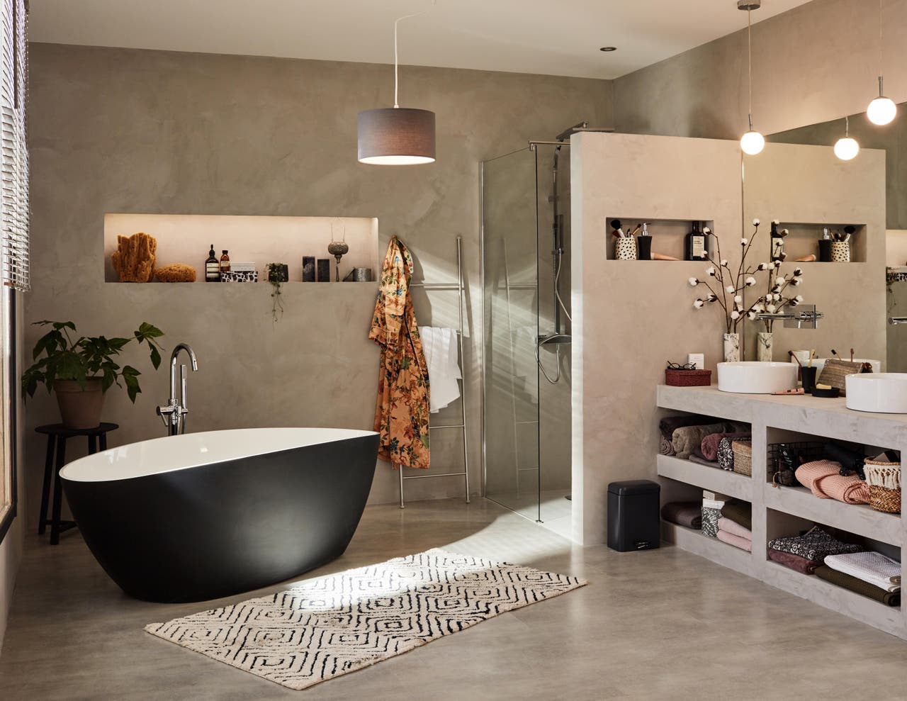 Diapositive Une salle de bains taupe avec un enduit effet béton au mur