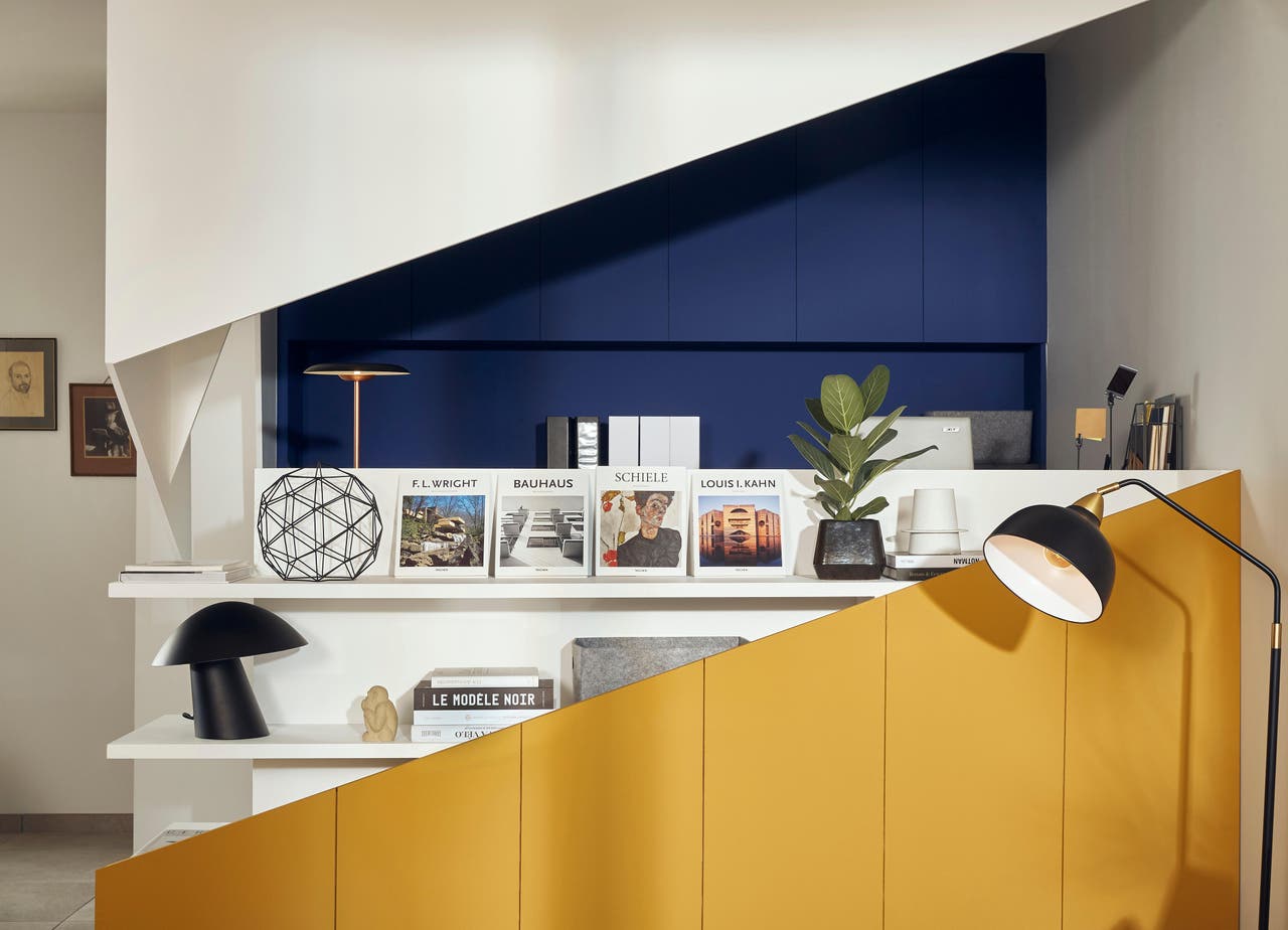 Diapositive Du jaune et du bleu dans un bureau 