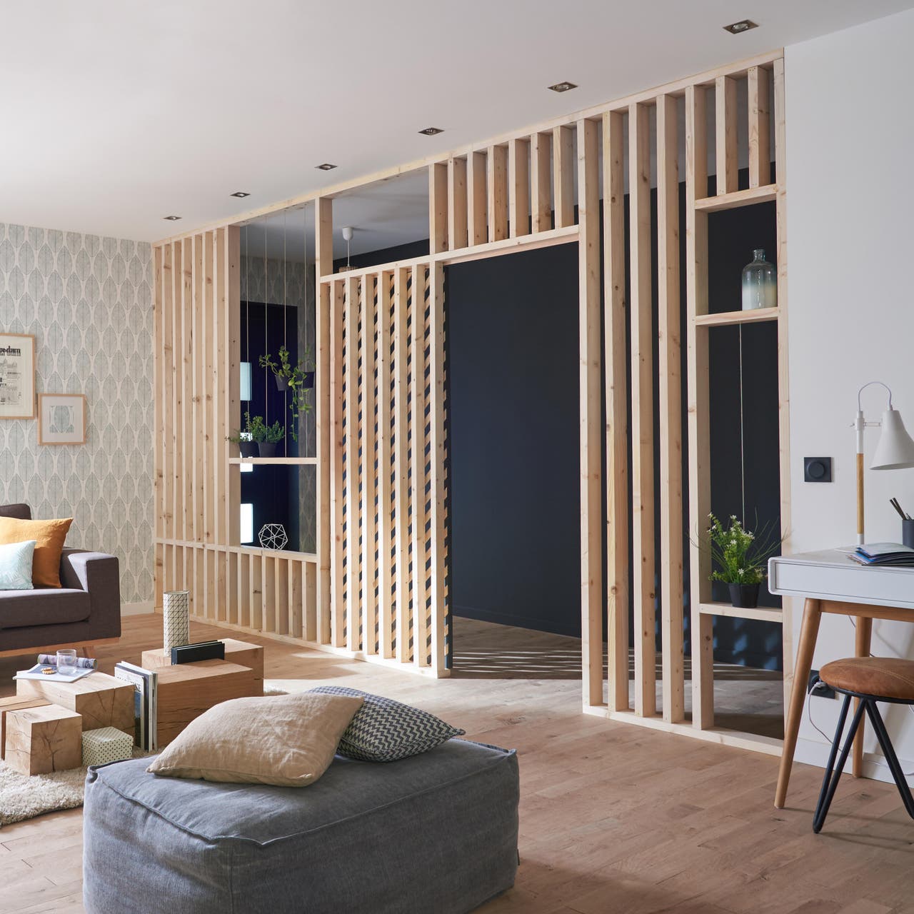 Diapositive Un salon avec une cloison en tasseaux