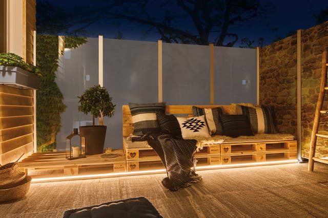 photo de ruban led sur la terrasse pour délimiter les zones