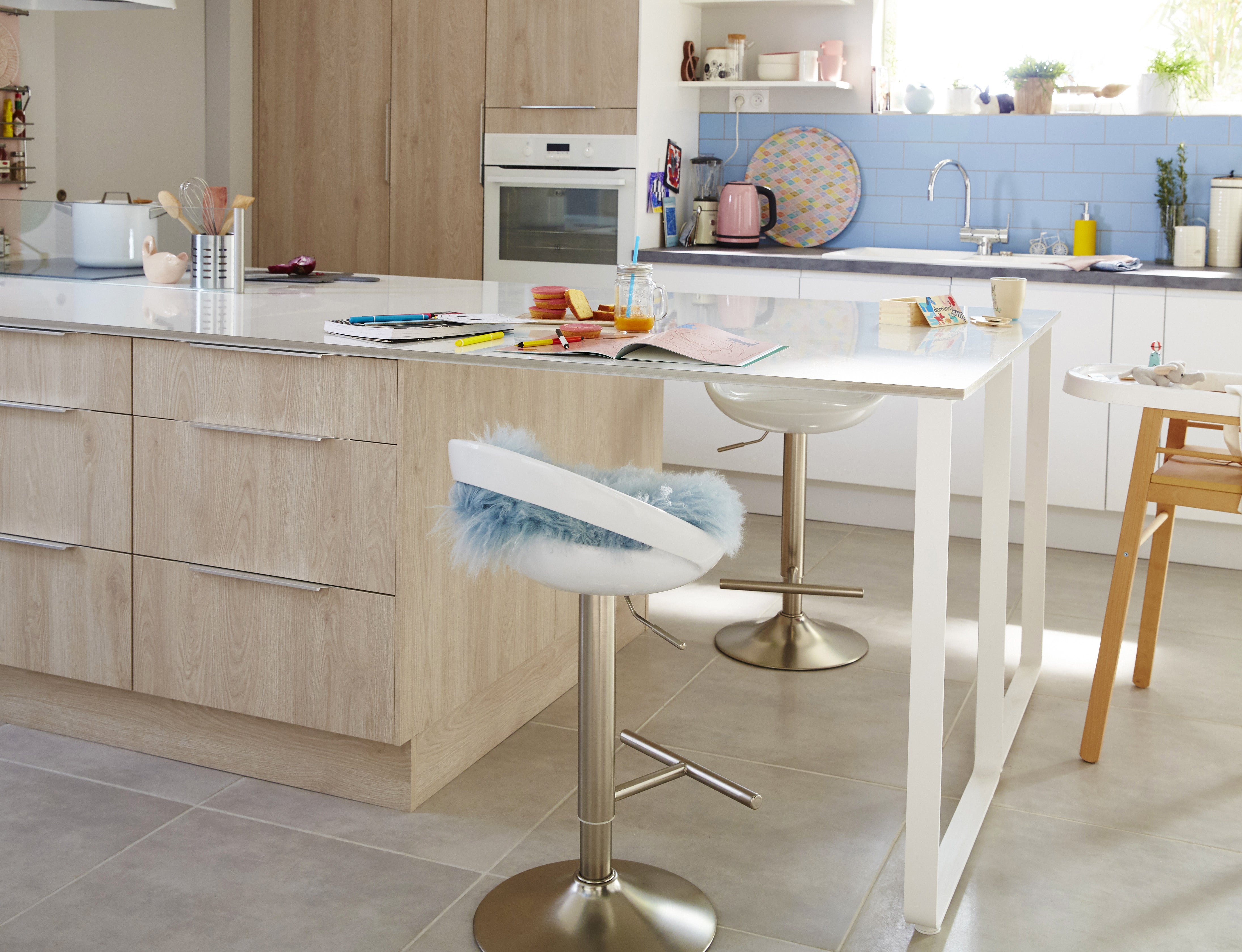 Un coin repas bien intégré dans cette cuisine au style scandinave