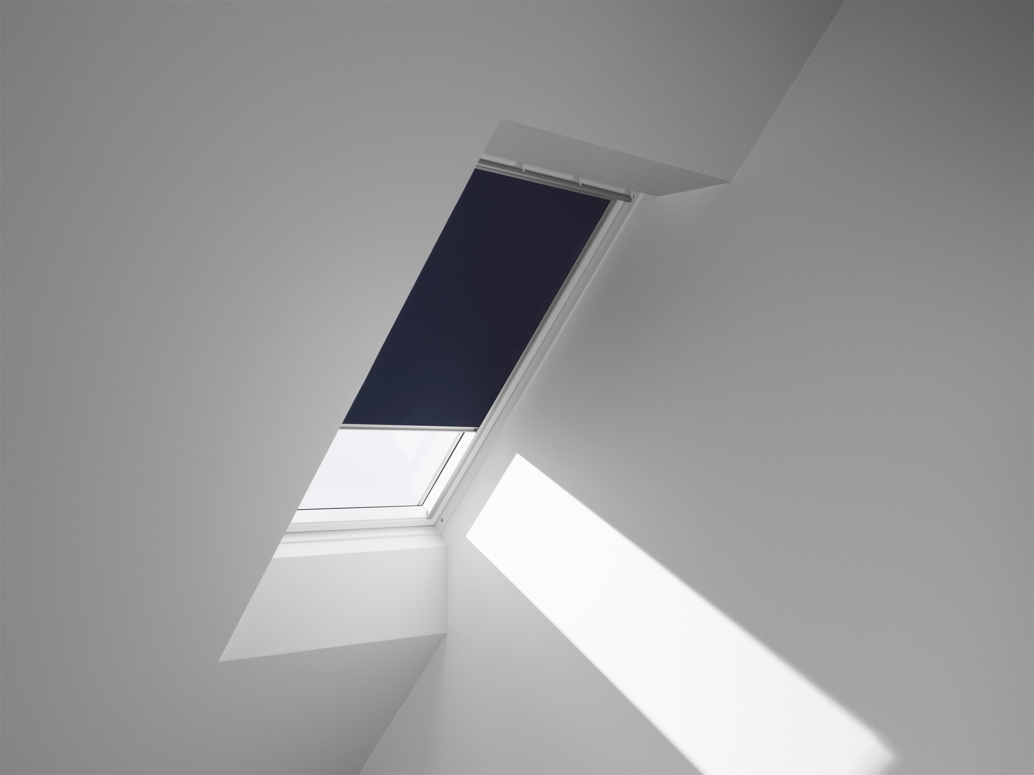 Store fenêtre de toit VELUX occultant bleu DKL CK04 1100S, cadre gris - 3