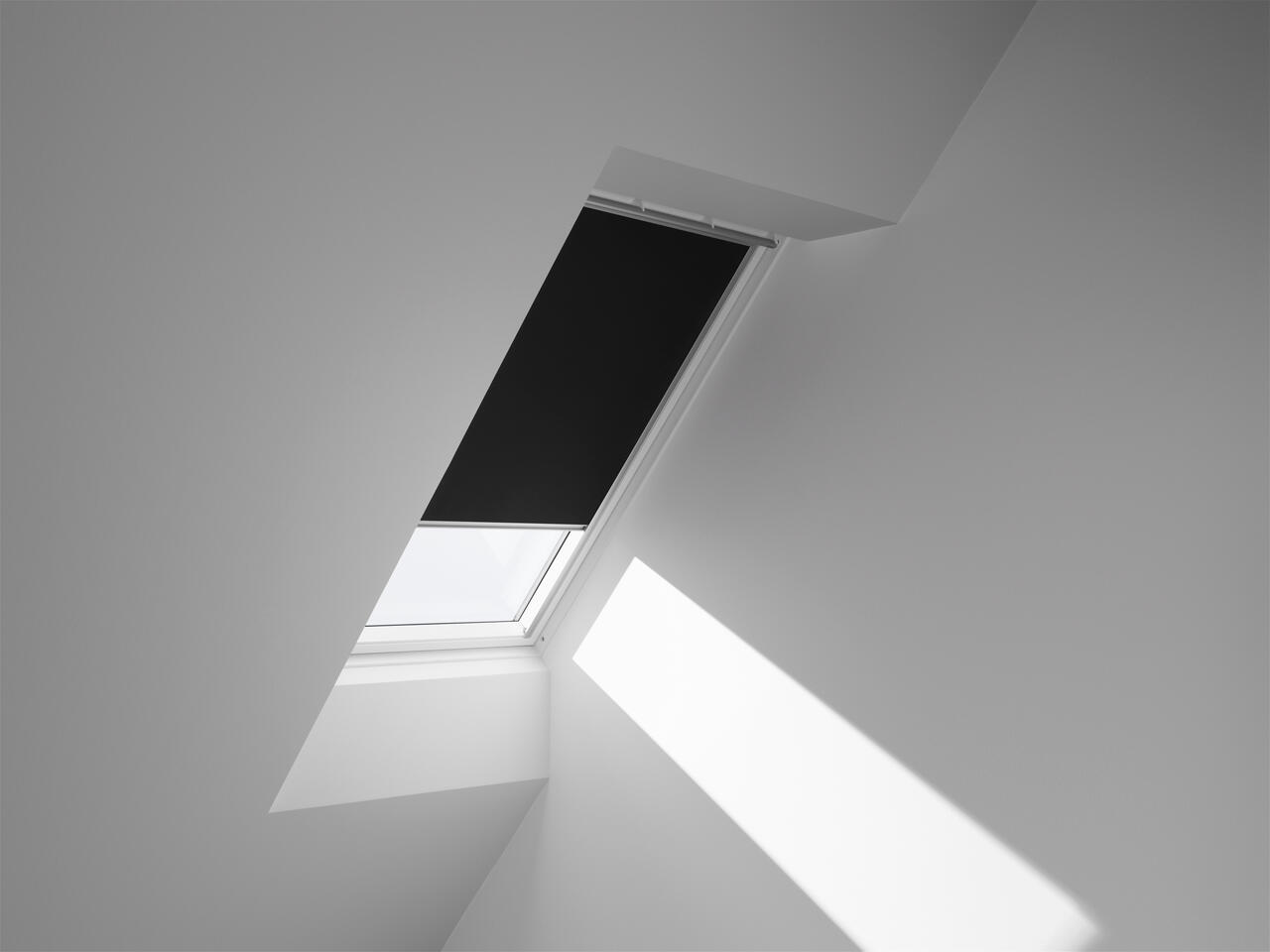 Store fenêtre de toit VELUX occultant noir DKL MK08 3009S, cadre gris - 3