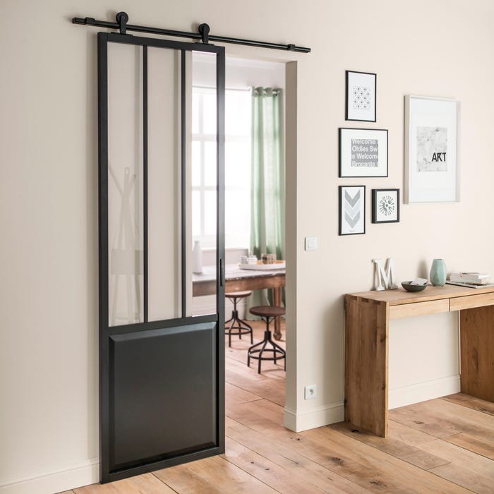 puerta de taller con gran superficie de cristal 