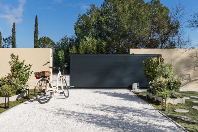 photo d'un portail gris anthracite coulissant