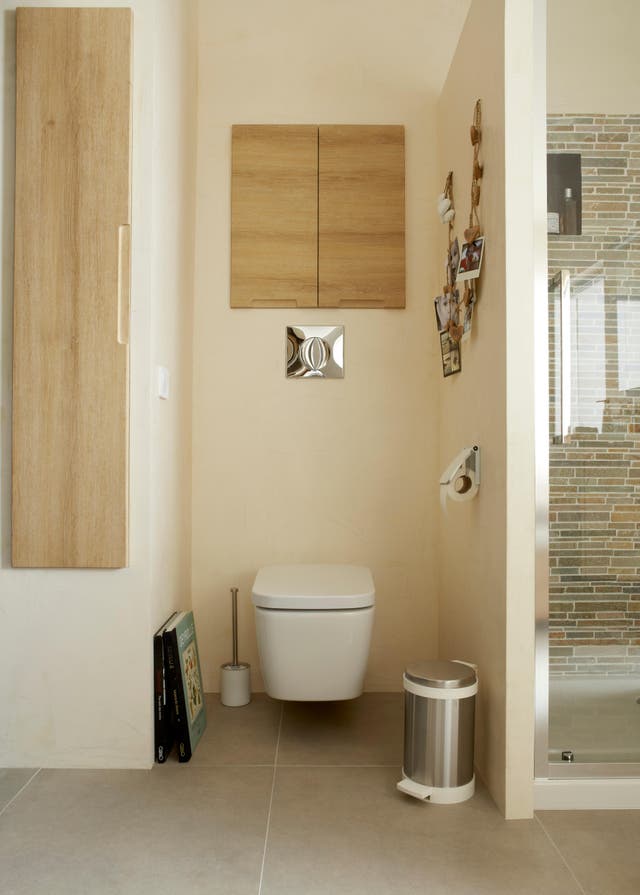 Photo Leroy Merlin d'un WC lumineux avec les murs beiges. 