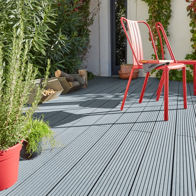 photo de lame en composite sur une terrasse