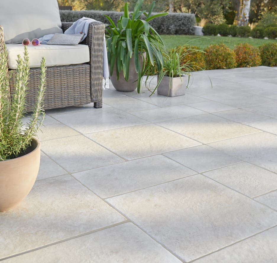 Une terrasse chic au carrelage extérieur en grès cérame clair Leroy Merlin