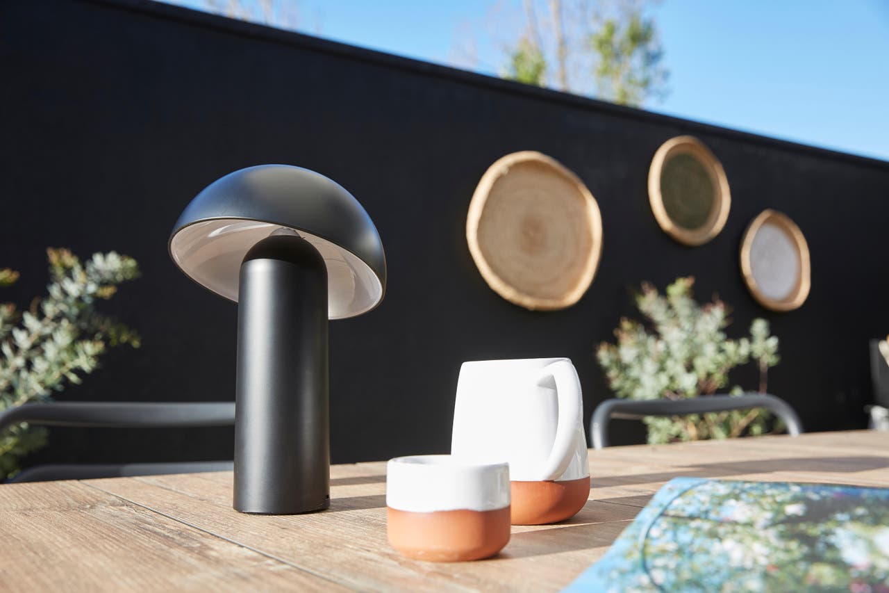 Diapositive Une lampe extérieur noire mat et chic
