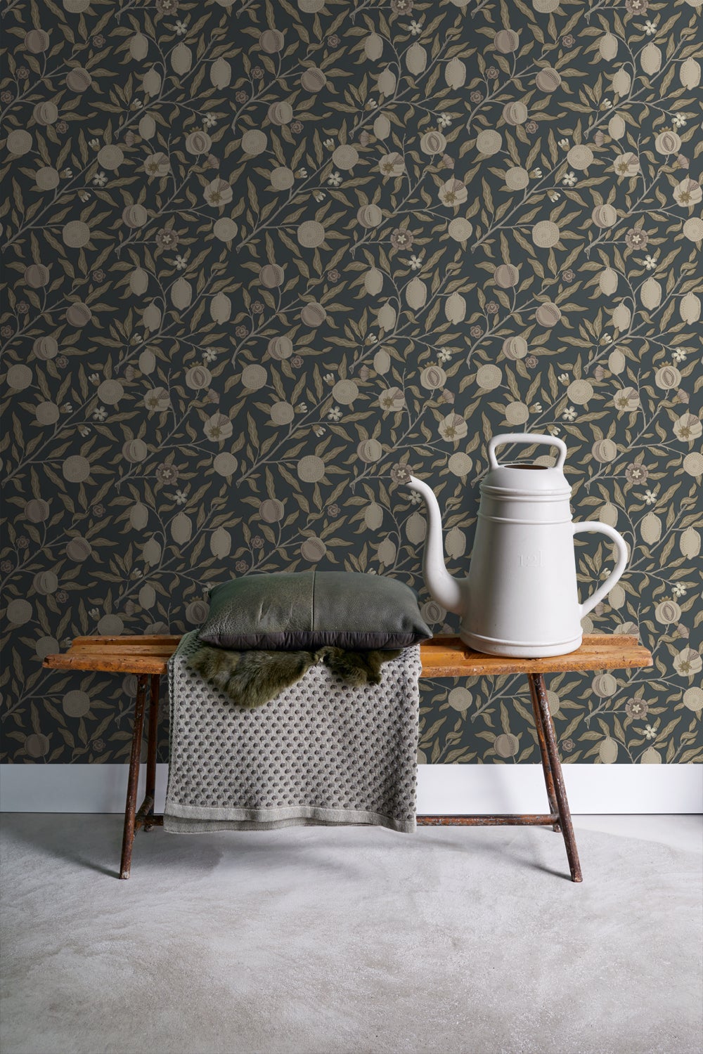 Papier peint des fruits et des feuilles exotiques bleu foncé et taupe - 50 x 900 cm - ESTAhome - 3