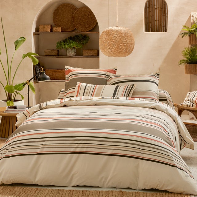 Parure de lit 3 pièces : housse 300x240 cm et taies 50x70 cm coton HUGO beige/corail