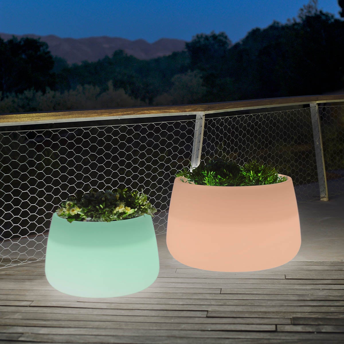 CAMELIA 60 Jardinière ronde avec lumière pour plantes et fleurs très résistante. Chargement solaire et batterie rechargeable. Lumière RGB. - 2
