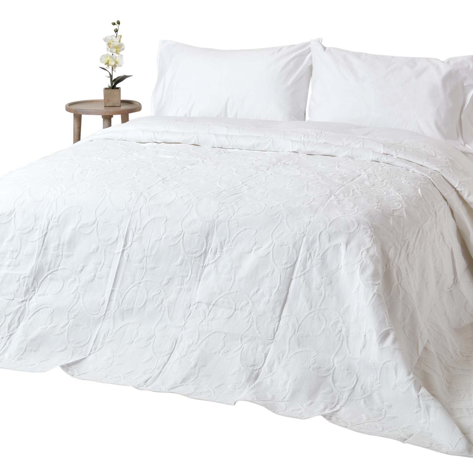 Homescapes Couvre-lit blanc matelassé motif en relief arabesques florales - 230 x 260 cm - 2