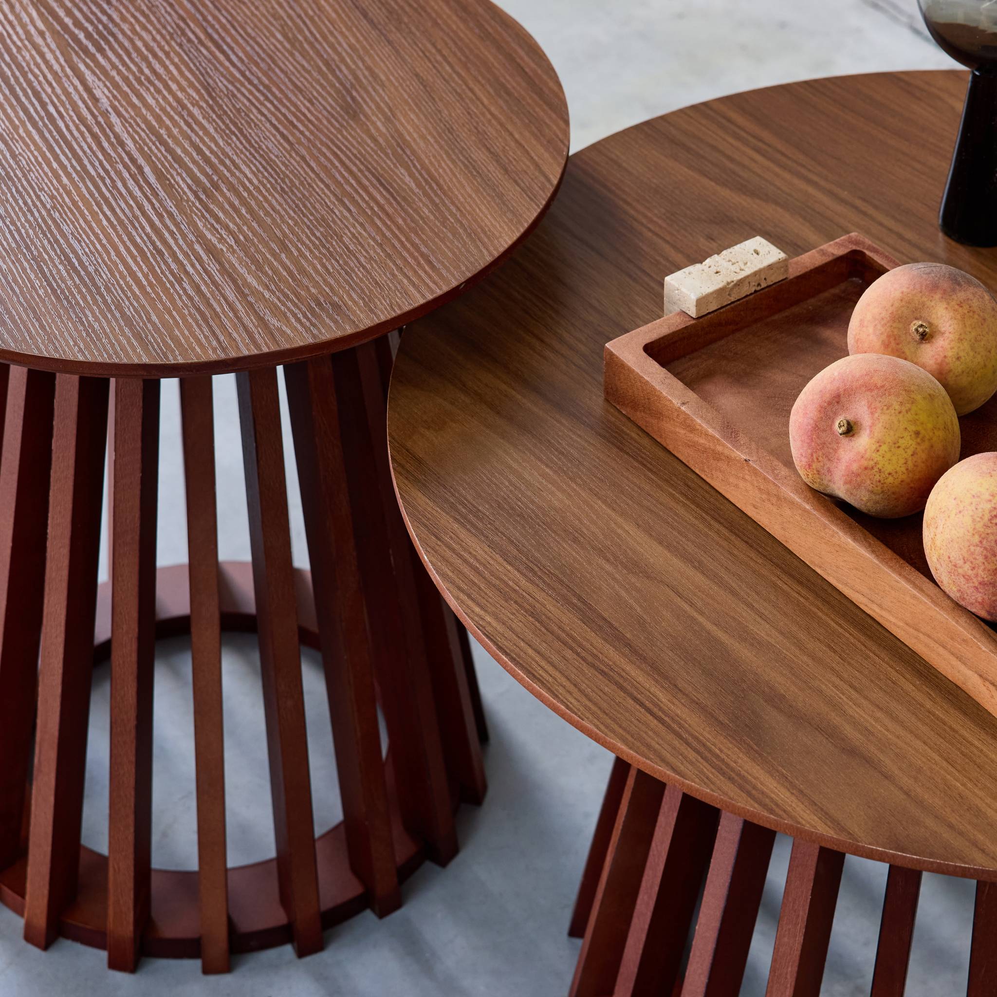 Set de 2 tables basses rondes plateau effet bois noyer et pieds en bois de sapin. Ø40cm et Ø60cm CLARA - 3