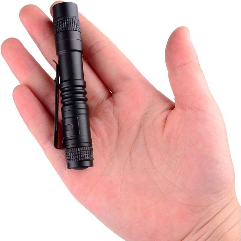 Mini lanternă LED cu clemă, rezistentă la apă, funcționează cu baterii AAA (nu sunt incluse). Ușoară pentru drumeții, camping