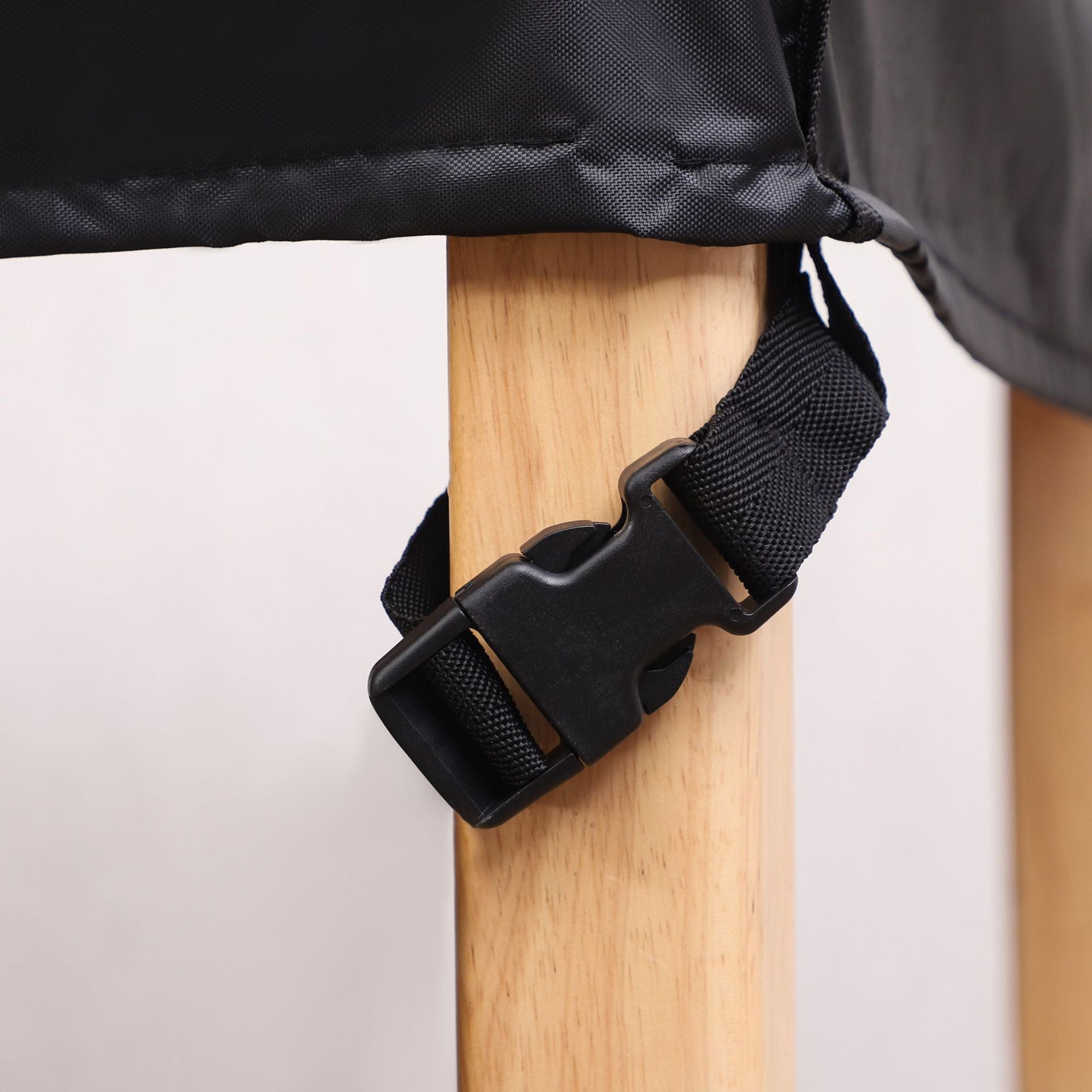 Funda protectora a prueba de polvo para mesas y sillas de jardín, hebillas en las cuatro esquinas, 110*110*85 cm (negra) - 5