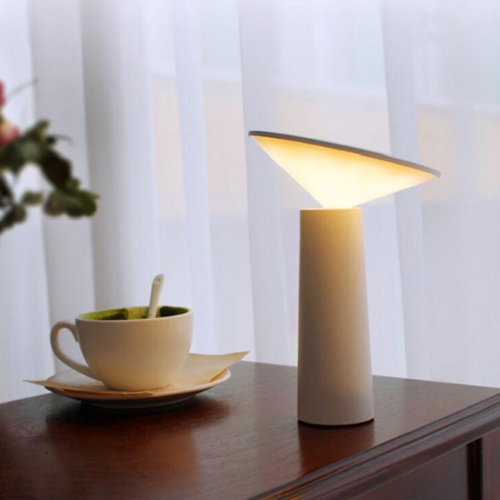 Kreatywna lampka biurkowa LED w stylu nordyckim, przełącznik dotykowy, ochrona oczu, ładowalna, z regulacją intensywności światła (biała)
