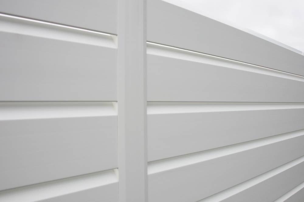 KIT DEPART CLOTURE PVC BLANC Long. 1M50 Haut. 1M30 - idéale pour jardin, balcon et terrasse - coupe-vent - brise vue occultant. - 2