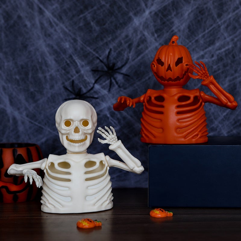 Dwie dekoracje na Halloween z czaszkami i elektronicznymi świecami