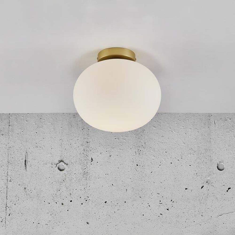 Elegancka złota lampa sufitowa z okrągłą kulą i białym opalowym szkłem ø27,5cm ALTON Nordlux - 3