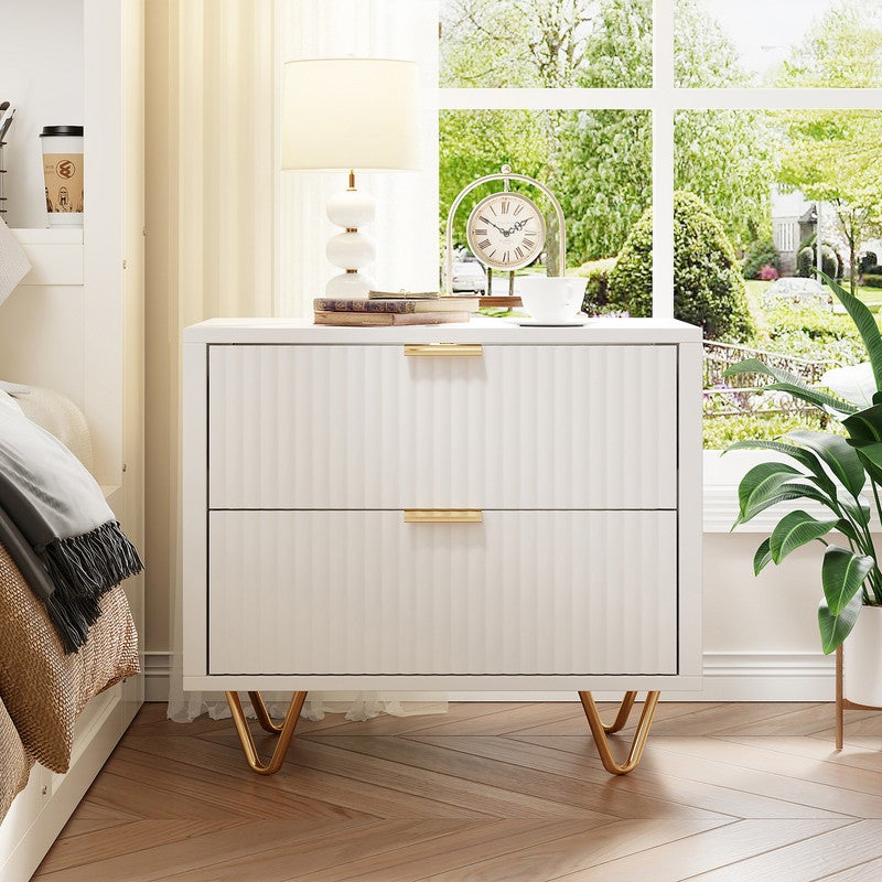 Lot de 2 tables de chevets - 2 tiroirs coulissants - Façade ondulée - Piètement épingle métal doré - Panneau de particules blanc - 2