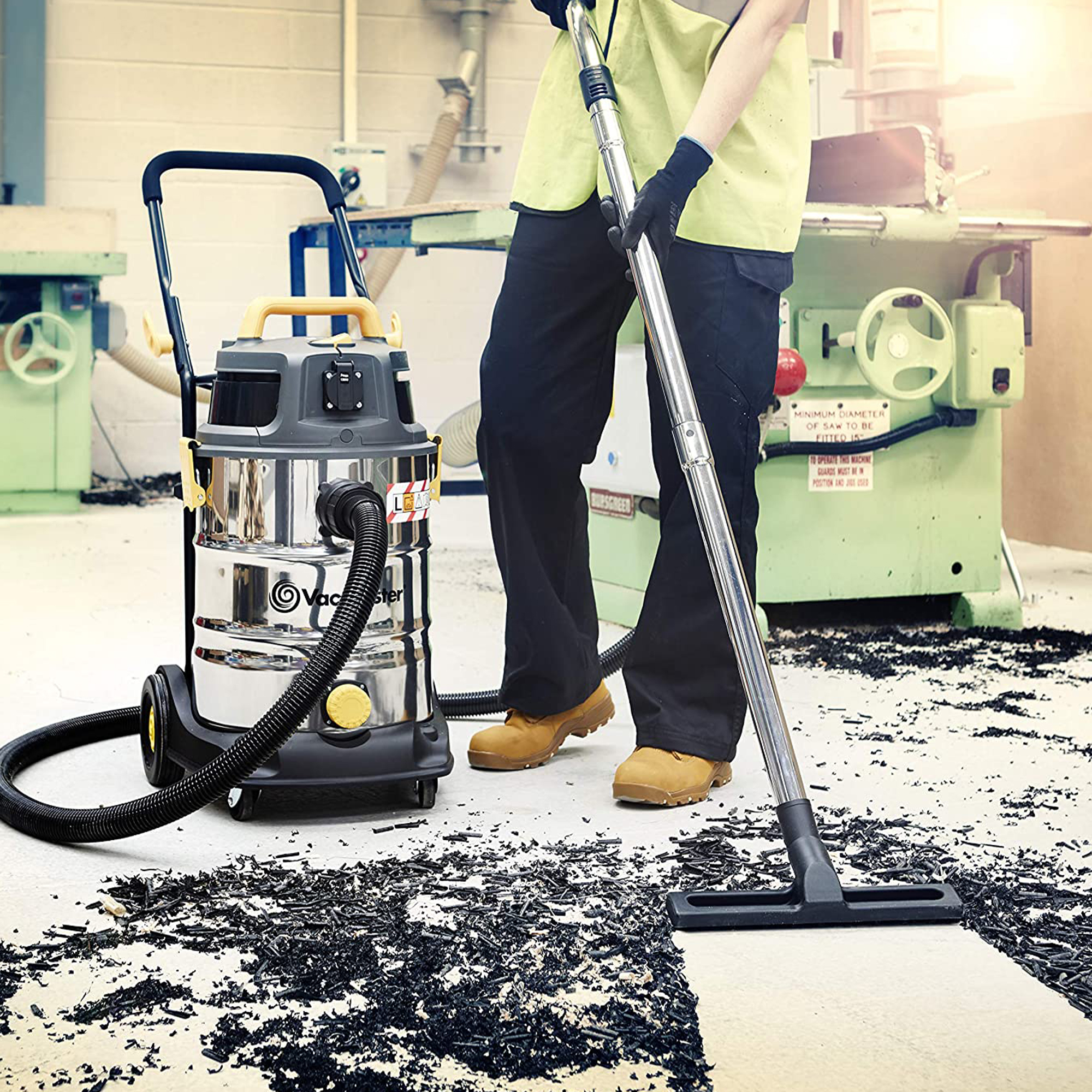 Aspirateur eau et poussières 1600W - 30L inox - 27 Kpa avec prise intégrée et bouchon de vidange - 5