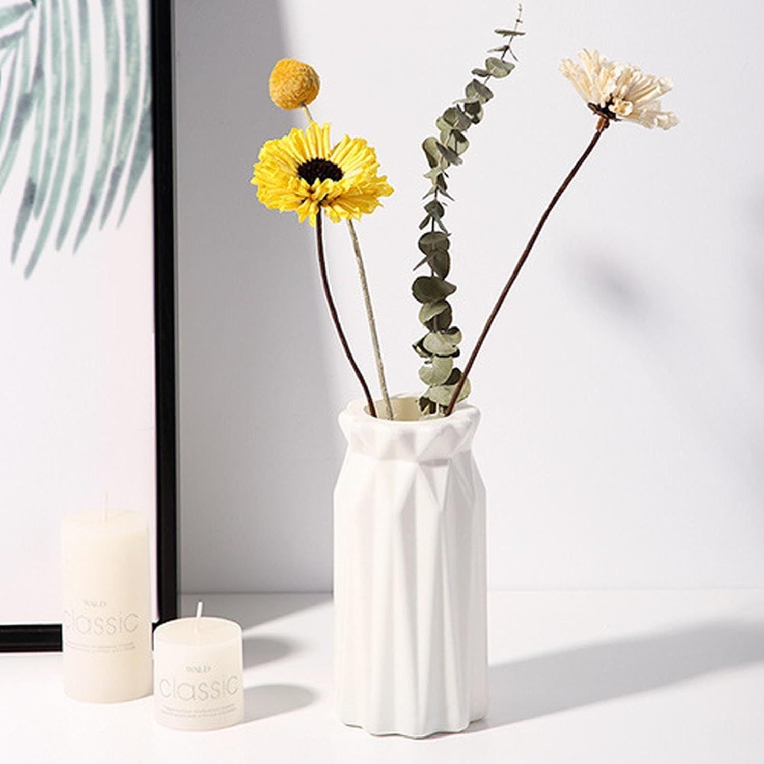 Ce vase en plastique blanc possède une surface lisse, semblable à de la ...