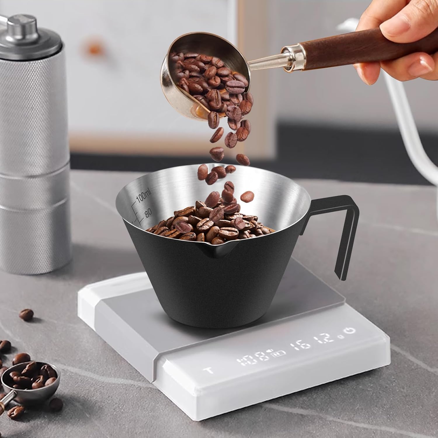 2 Pcs Tasses à Espresso avec Poignée, Accessoires pour Espresso en Acier Inoxydable, Tasse de Mesure Métallique à Bec avec Échelle Double,3.4OZ/100ML