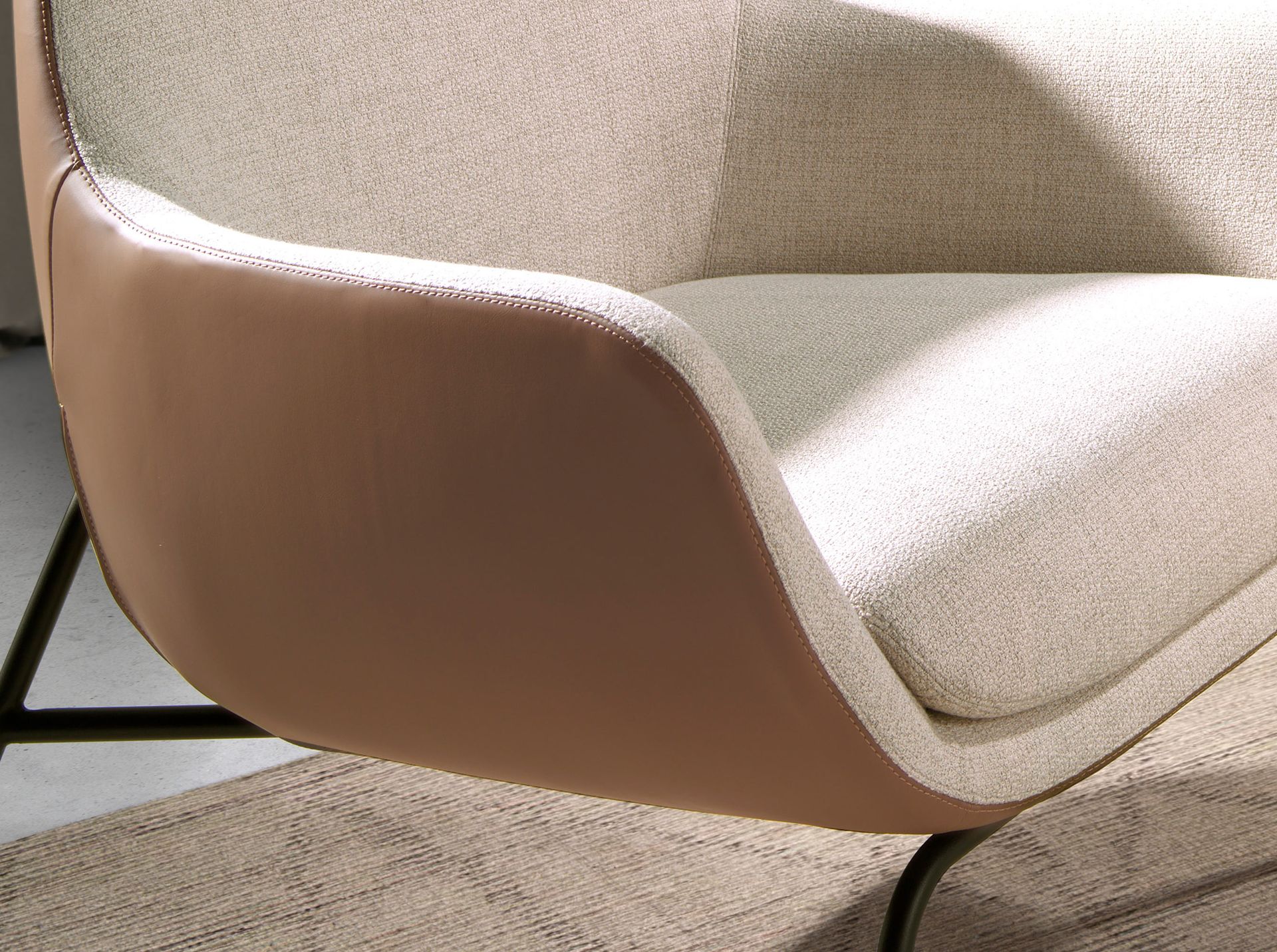 ANGEL CERDA Fauteuil en tissu crème et similicuir marron - 5