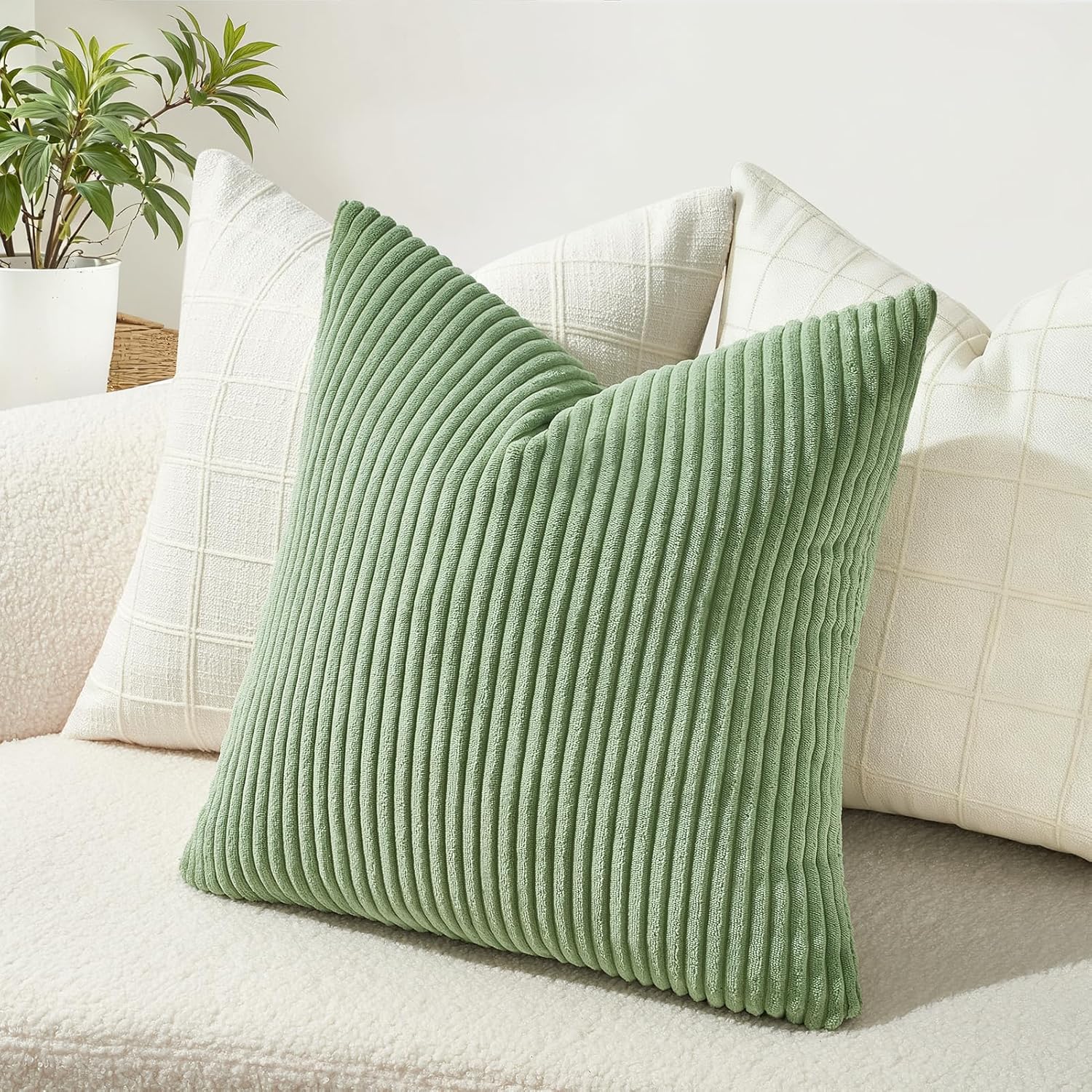 Set di due federe in velluto a coste, adatte per decorare divani, soggiorni, camere da letto e letti. Verde chiaro, 45 x 45 cm. - 2