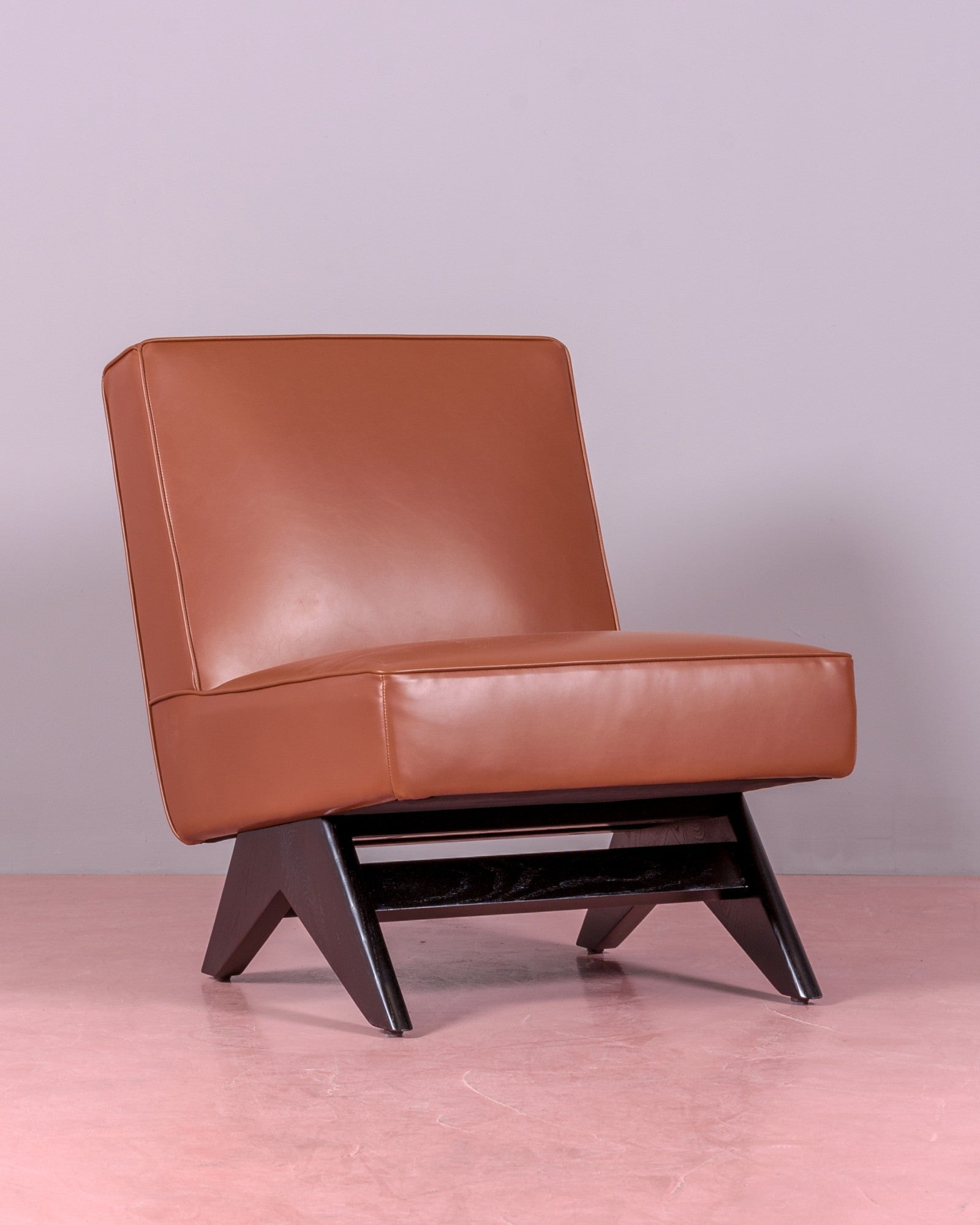 Poltrona vintage in legno di frassino e rivestita in similpelle