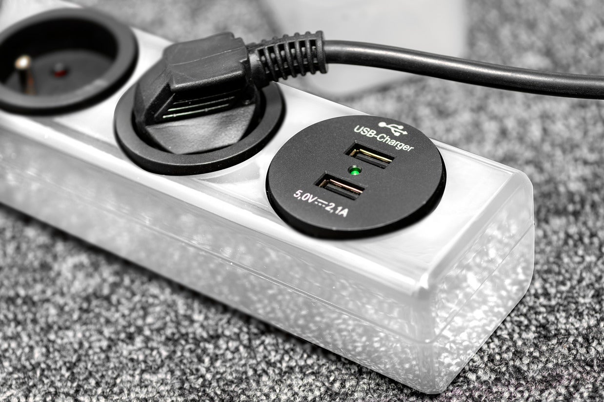 Brennenstuhl Multiprise hugo! Blanche - 3 prises + 2 prises USB - avec parafoudre et 2m de cable 19.500A - 2
