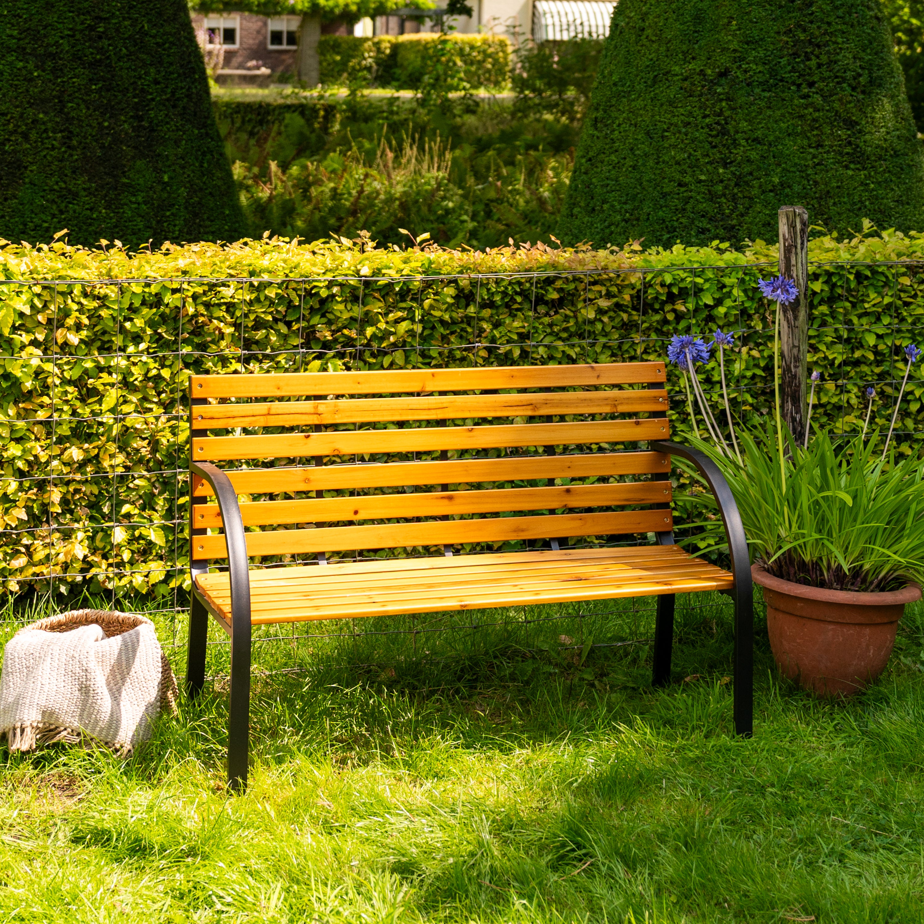 AXI Otis Banc de Jardin Bois - 122x60x83 cm - Structure Acier Noir Mat - Bois de Cèdre - 2 Places - Extérieur ou Intérieur - Banquette Extérieur - 4