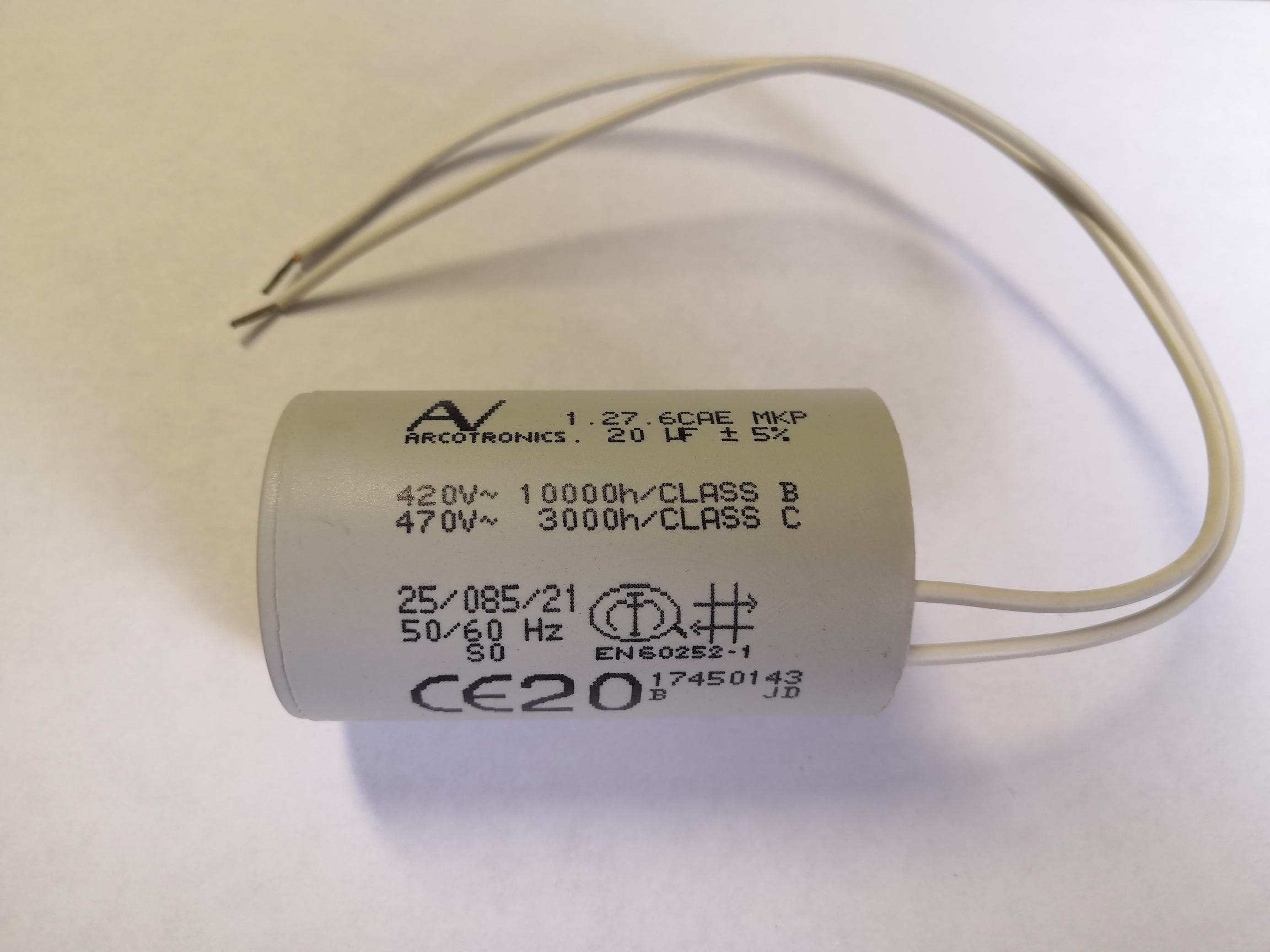 Condensateurs: Condensateur 4.7 mF, 25 volts ou 4700 µF Condensateurs: Condensateur 4.7 mF, 25 volts ou 4700 µF