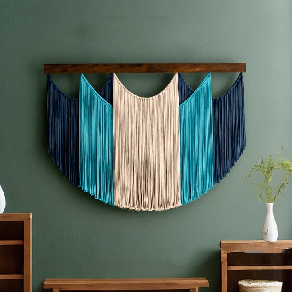 Des pompons en corde de coton sont accrochés au mur du salon Vert - 3