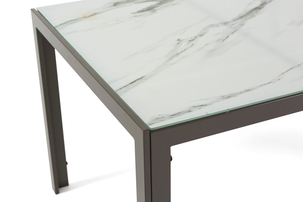Mesa rectangular 150x90 cm fija con estructura de aluminio y tablero de vidrio decorado Milo para interior/exterior mármol blanco/tórtola - 2
