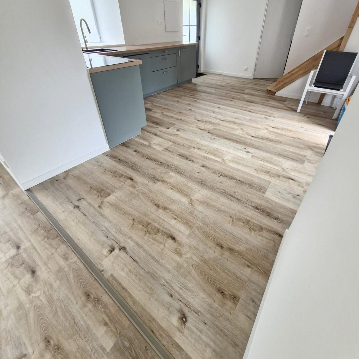 Sol PVC - Lames PVC clipsable avec sous couche intégrée- GARANTIE 20 ans- Epaisseur 5,5 mm - Imitation chêne clair - Dimensions L 122 cm x l 23 cm - 8