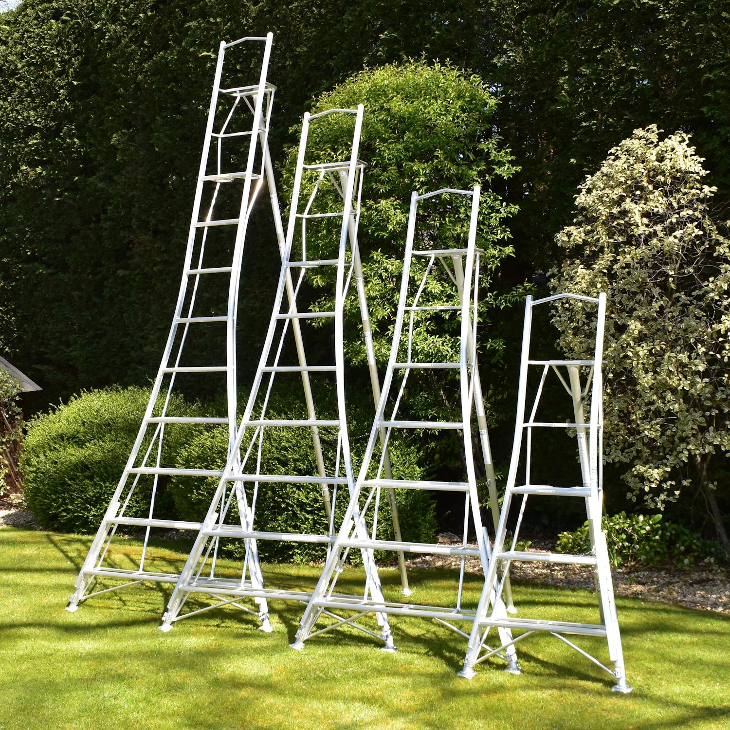 Garden Master® Échelle Tripode Plateforme 3 Pied Réglable | 150 kg Load | EN131 | Clips Auto | Pieds Griffe + Caoutchouc – 3 Marches | 1,8 m - 2