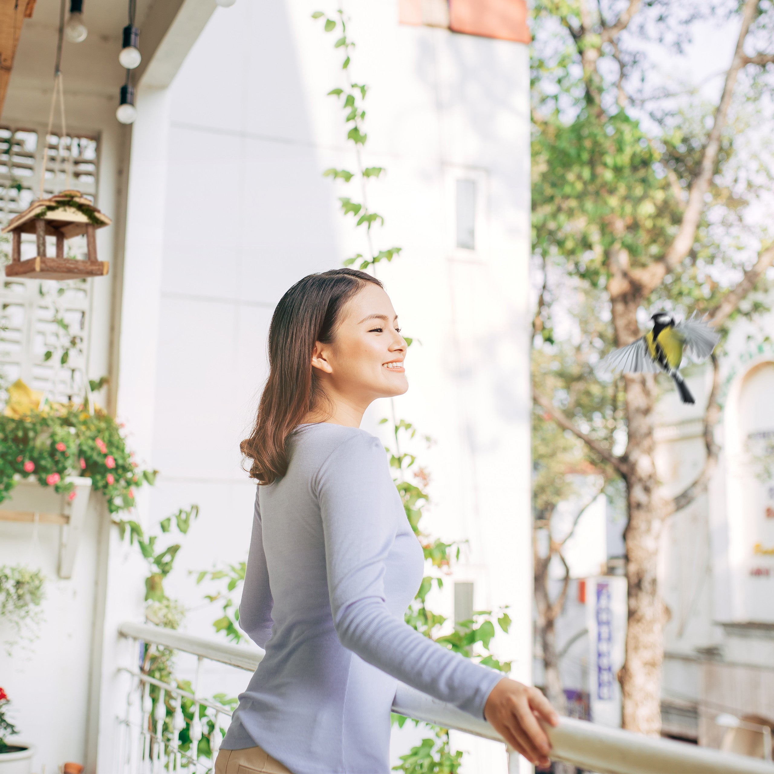 Relaxdays Mangeoire à oiseaux, en bois, avec écorce et mousse, à suspendre, H x L x P : 19 x 21 x 23 cm, nature - 3