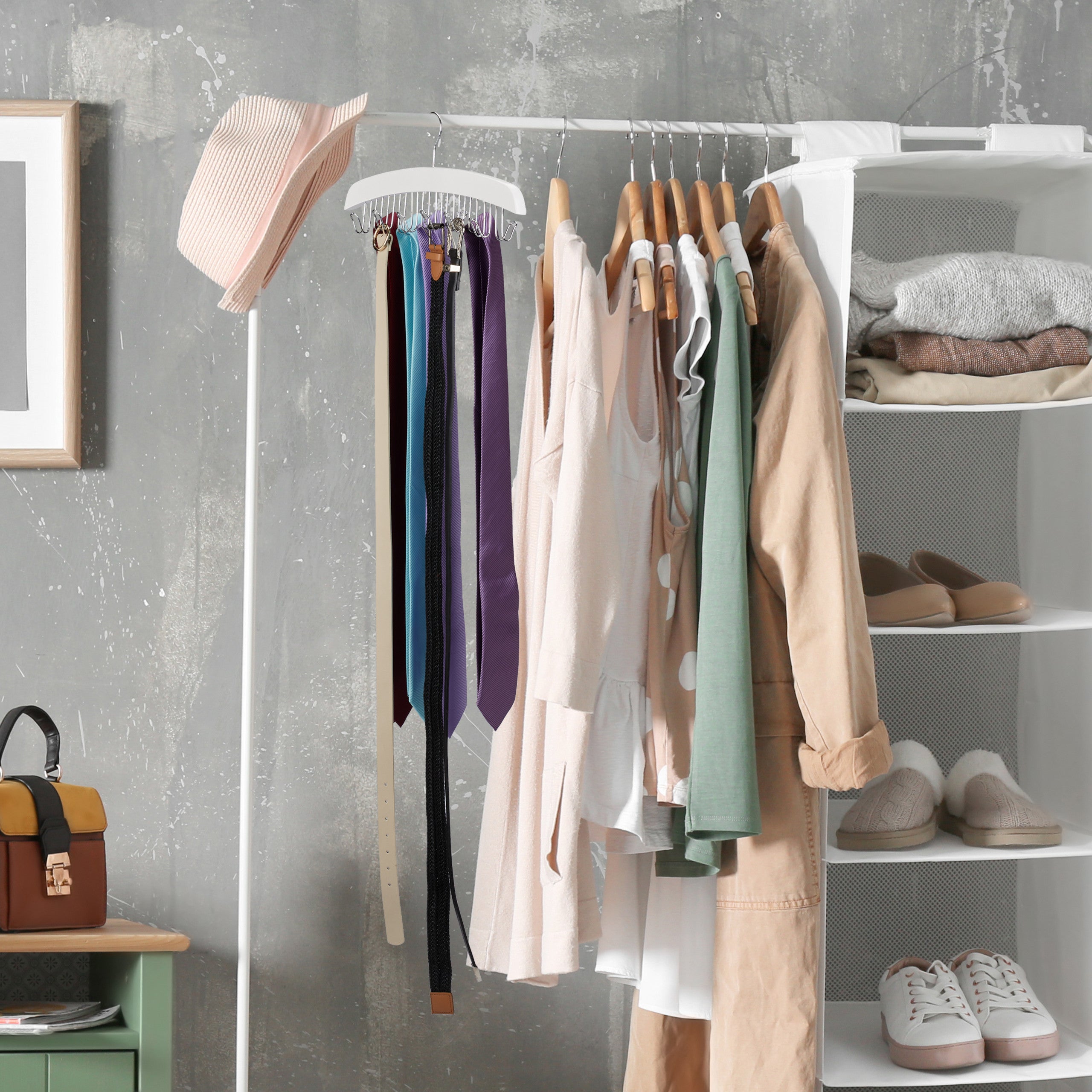 Porte-ceinture, armoire, 12 crochets rotatifs à 360°, bois de lotus, 17,5 x 43 x 5,5 cm, blanc/argenté, Relaxdays - 2