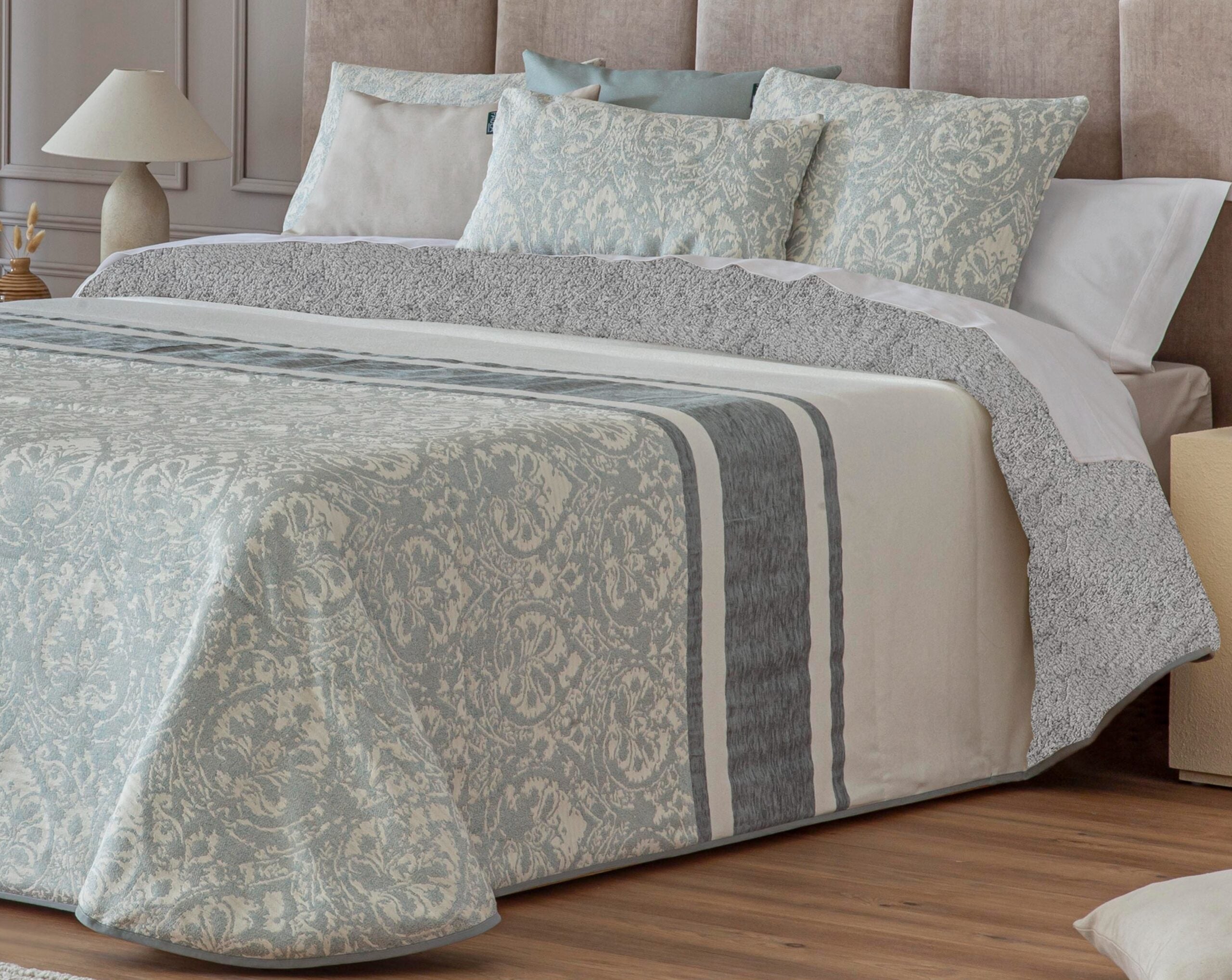 Edredon jacquard con reverso borregutio sherpa lorca turquesa para cama de 180 cm